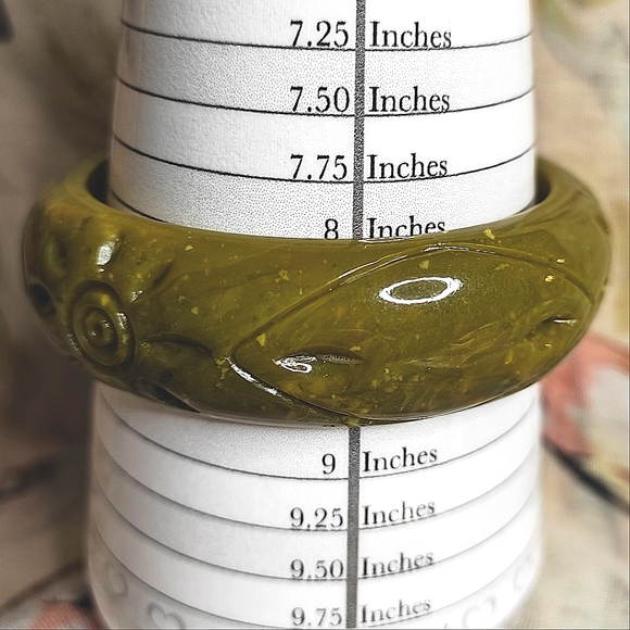 Olive Green Carved Vintage Plastic Slick Shiny Glossy Bangle Bracelet - Picture 9 of 10